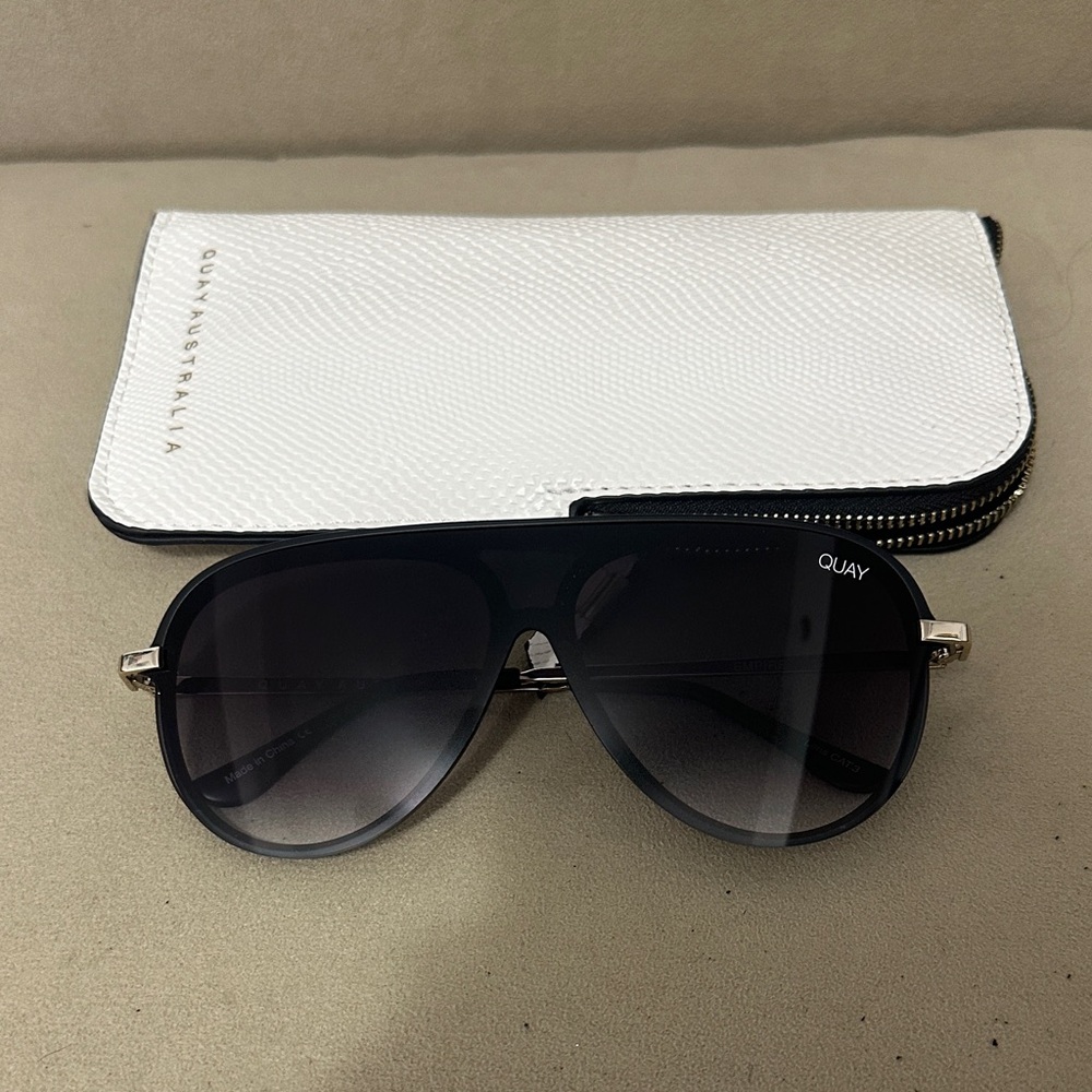 NWOT Quay Australia Black Aviator Sunglasses with White Case